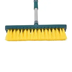 Balai brosse à jets pour nettoyer la terrasse